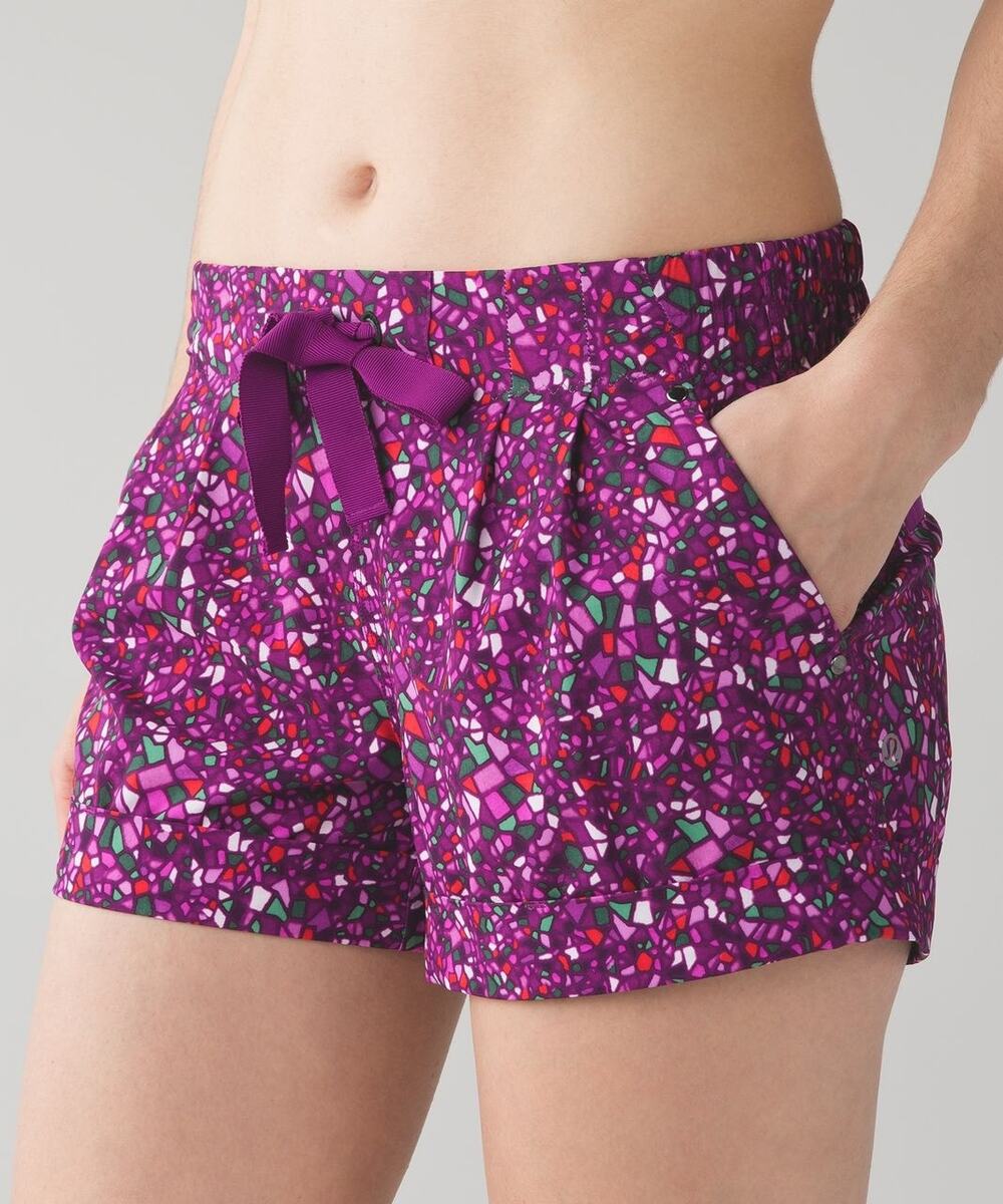 Lululemon Spring Break Away Short Purple Paradise Camo Multi Size 6